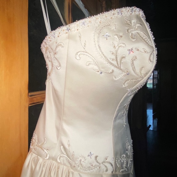 Wedding dress never worn with tags 12 - Picture 3 of 8